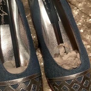 Annie. Size 9 flat, denim and silver '